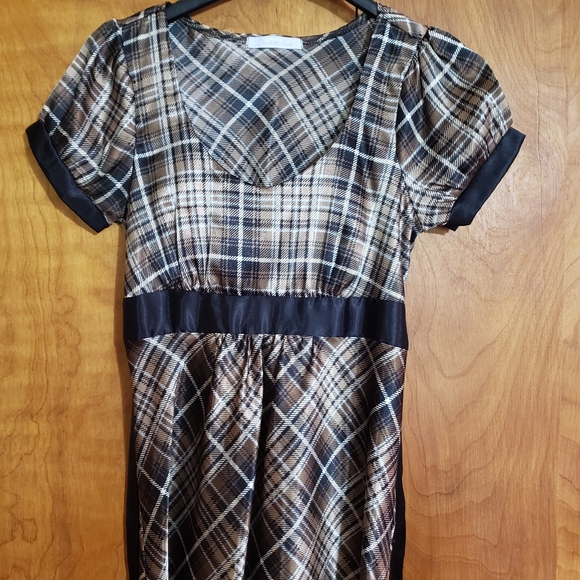 Plaid Short Sleeve Dress with Black Accents - Picture 3 of 6
